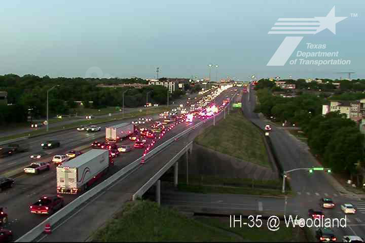 I-35 lanes back in service after multiple vehicles crash with semi-truck near Woodland Ave.