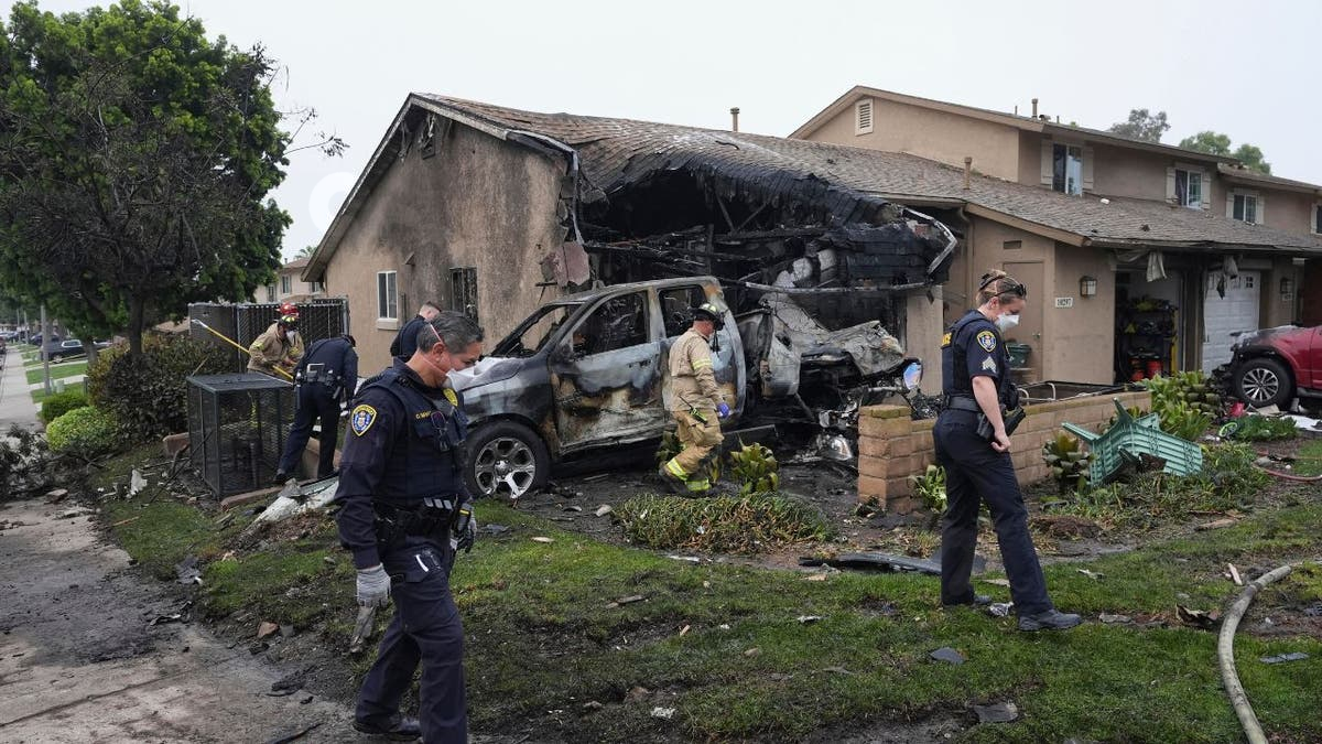 2 dead, 8 injured after plane from NJ carrying 6 makes fiery crash in San Diego military neighborhood: police