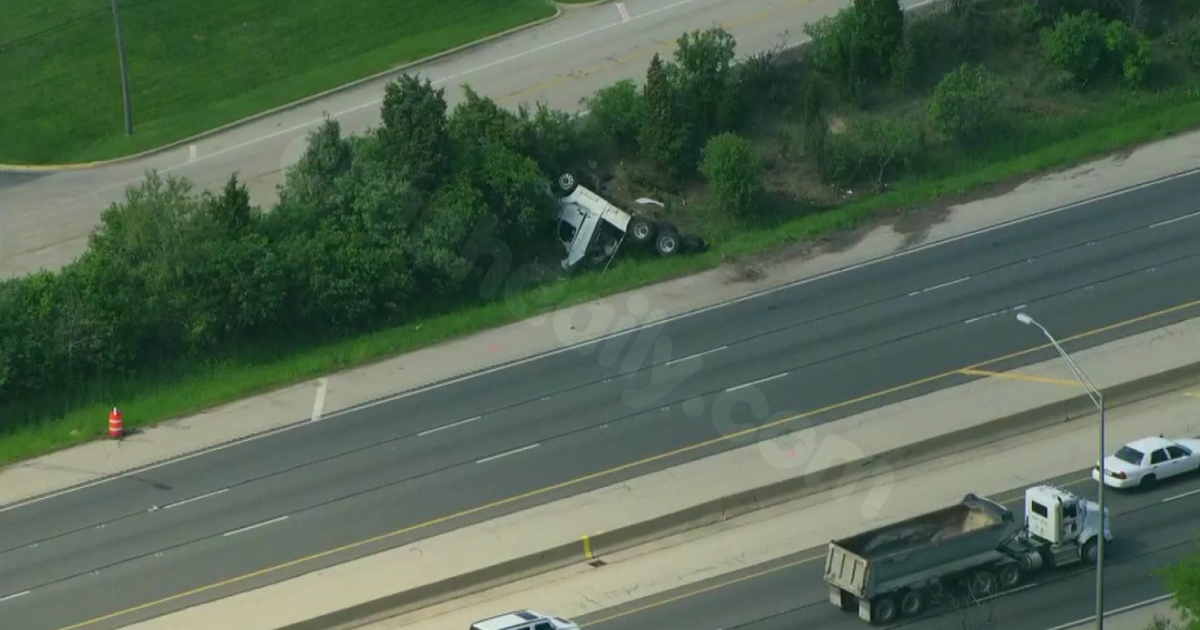 Southbound I-55 shut down near Cass Ave. in Darien for fatal crash