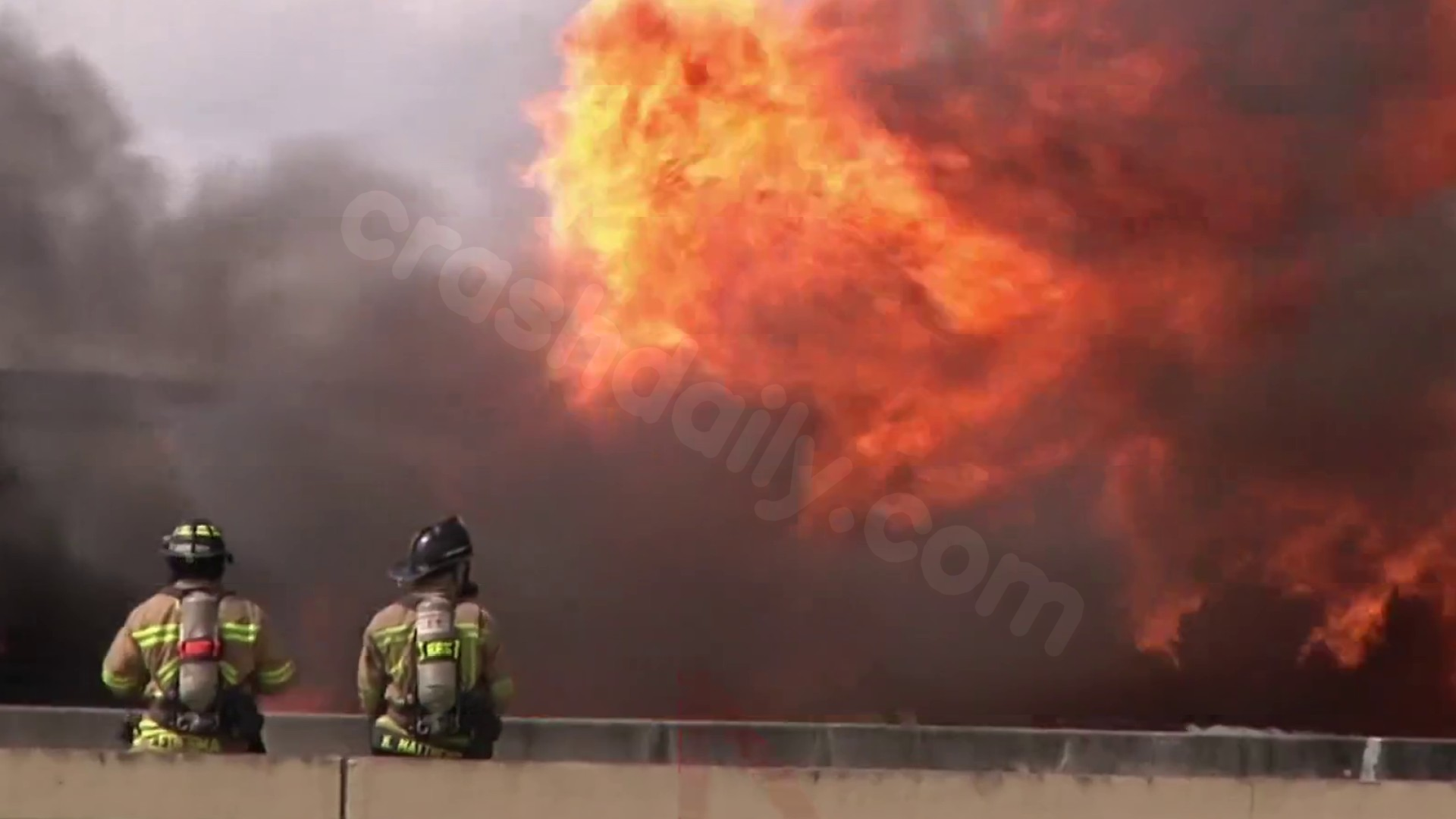 1 hospitalized after fuel tanker crash on Florida highway