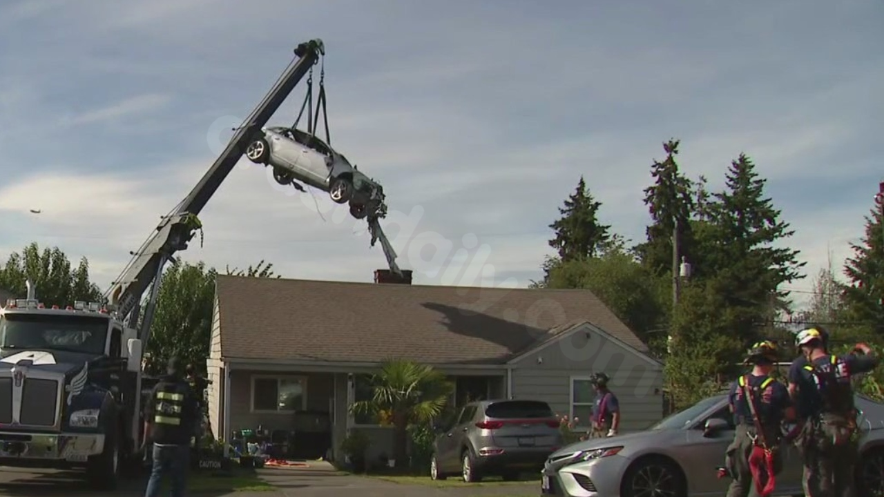 Car crashes into 2 homes in Burien, WA