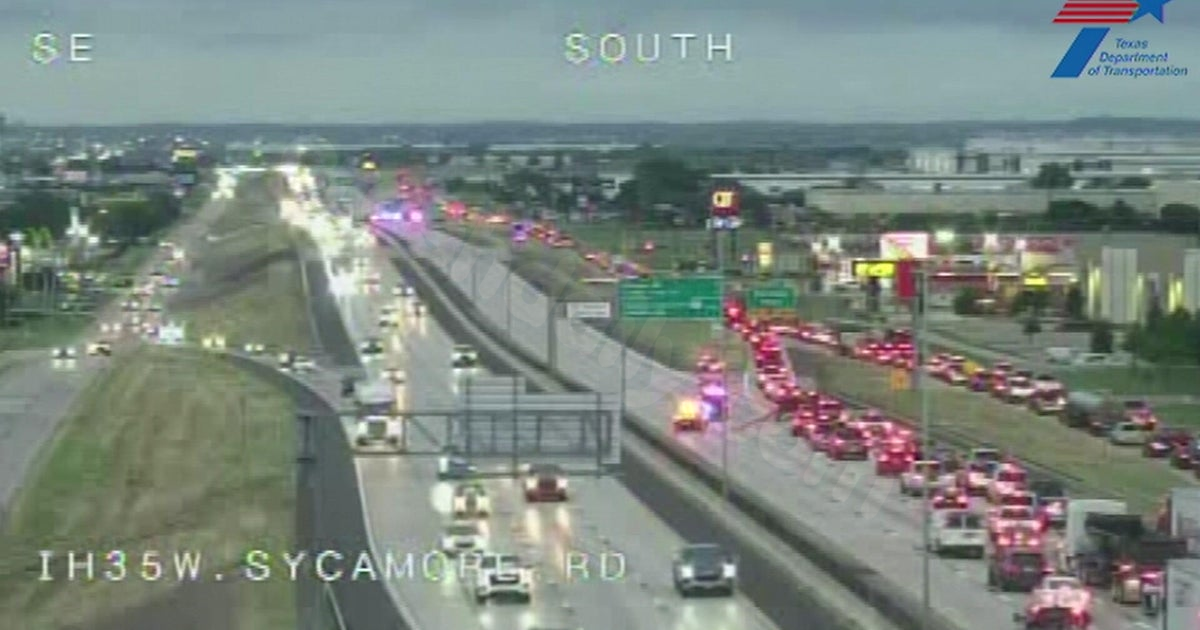 Portion of southbound I-35W in Fort Worth shut down after fatal crash