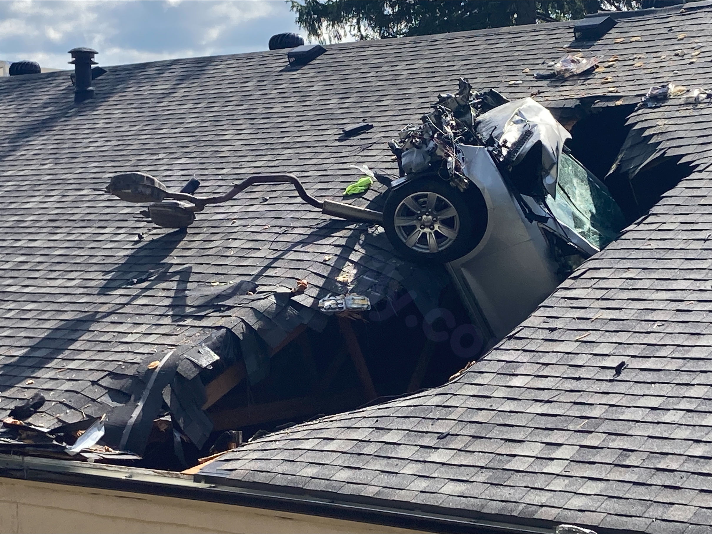 WATCH: Second car in 3 months crashes into roof of Excelsior Springs Veterans Hall