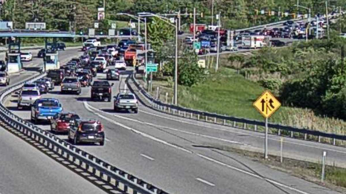 Traffic buildup and accident near Turnpike off-ramp on I-95 south in Biddeford