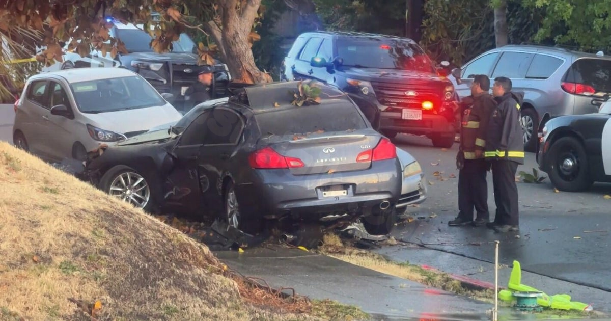 Fatal car accident in Oakland injures one and kills another