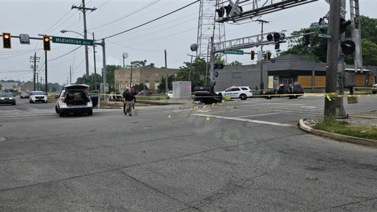 Fatal two-car crash in Youngstown prompts police response and intersection closure