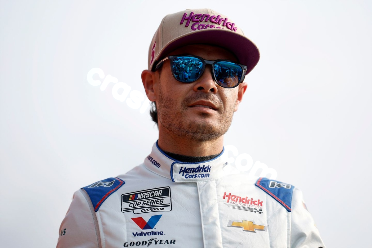 Kyle Larson survives dramatic sprint car crash, hitting the barrier