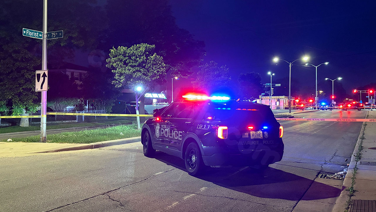 Deadly crash in Milwaukee near 76th and Florist, 1 fatality as other driver fled