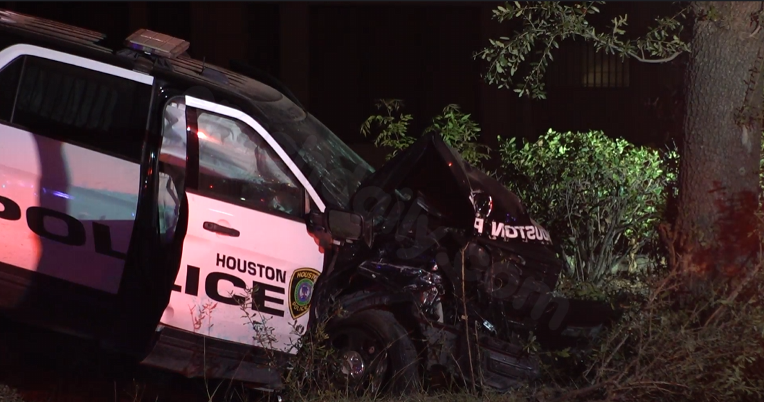 Houston police officers hurt in collision while heading to deadly stabbing