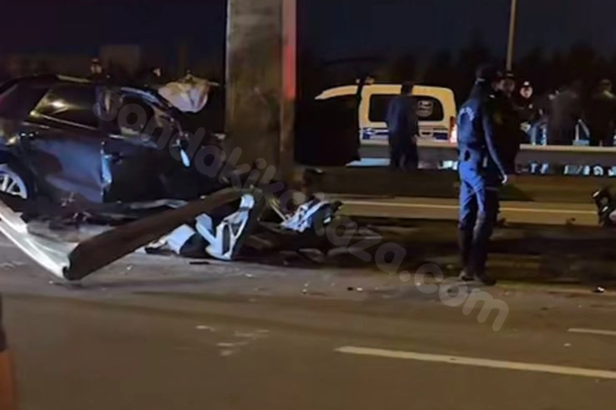 Bakü'de trafik kazası: Araç demir bariyere çarptı - Oxu.az