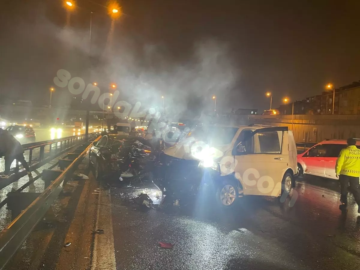 İstanbul’da ardışık trafik kazasında 2 kişi yaralandı.
