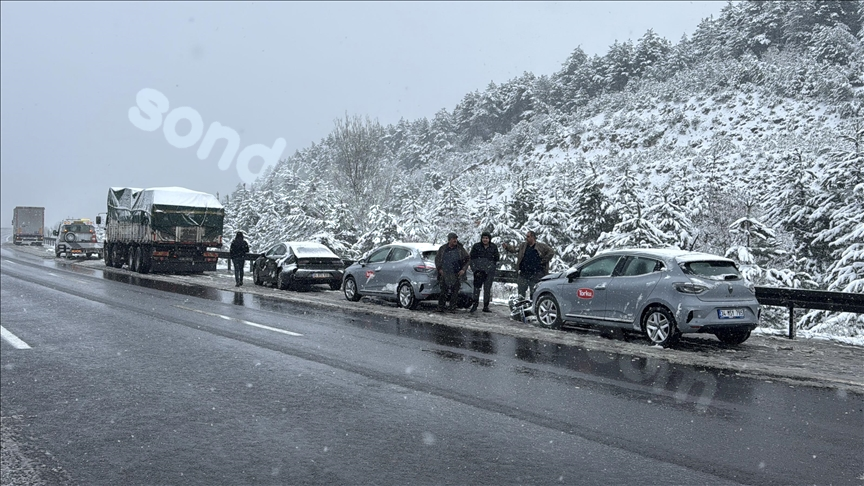 Bolu'da Anadolu Otoyolu'nda meydana gelen kazada 6 araç birbirine karıştı, 1 kişi yaralandı.