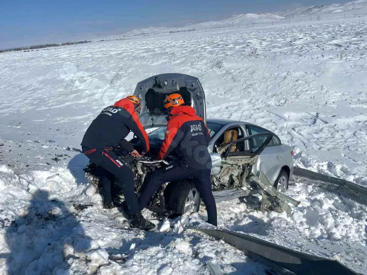Ağrı'da Trafik Kazasında 2 Kişi Şarampol'dan Kurtarıldı.
