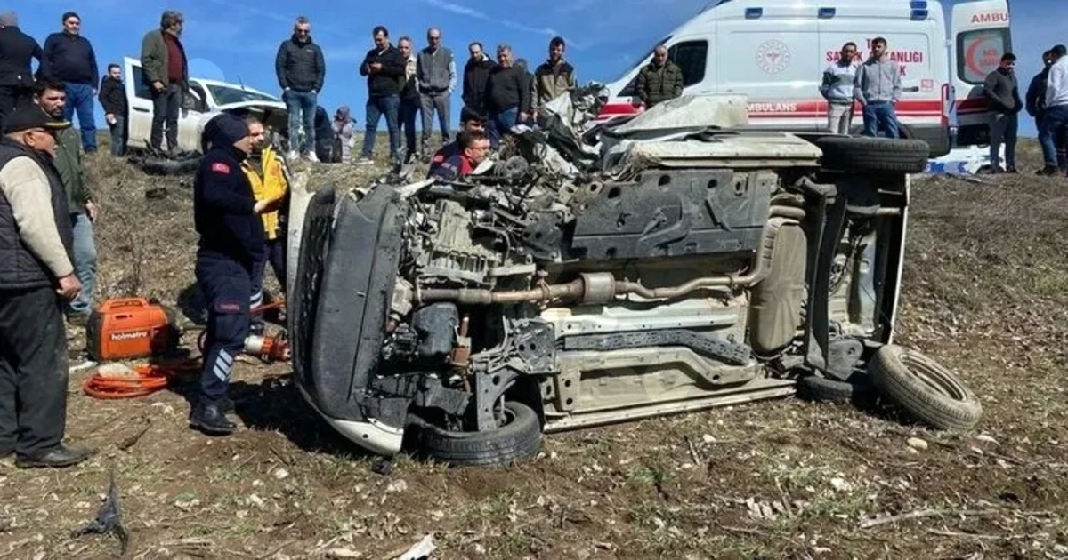 Çorum'da ciddi bir trafik kazası: 1 kişi öldü, 5 kişi yaralandı - Oxu.az