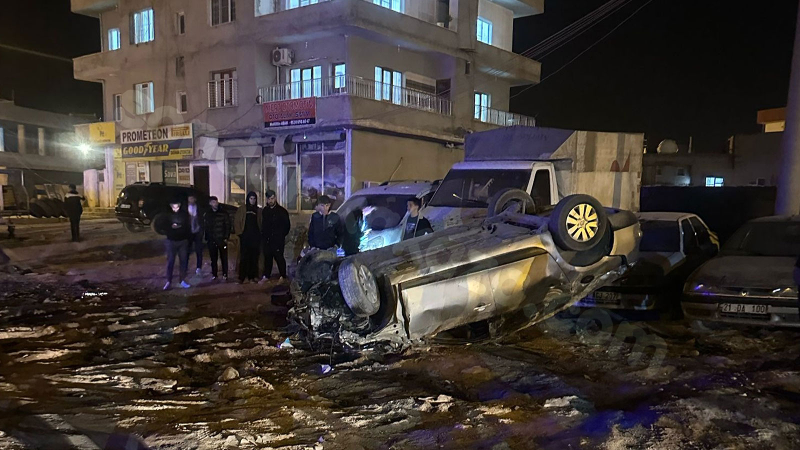 Halı saha maçından dönerken kaza geçiren 3 genç yaralandı.