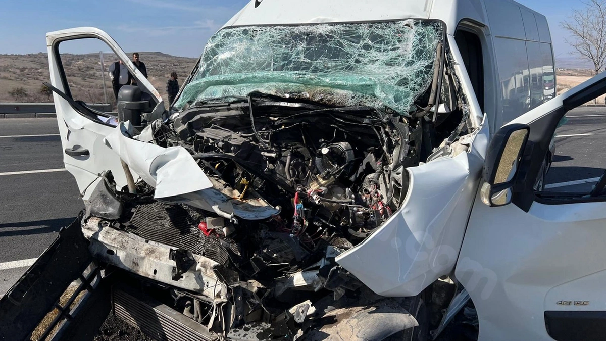 Nevşehir'de korkunç kaza: Minibüs tıra çarptı - Oxu.az