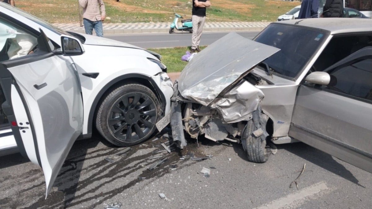 Kahramanmaraş'ta ardışık trafik kazasında 2'si polis toplam 4 kişi yaralandı.