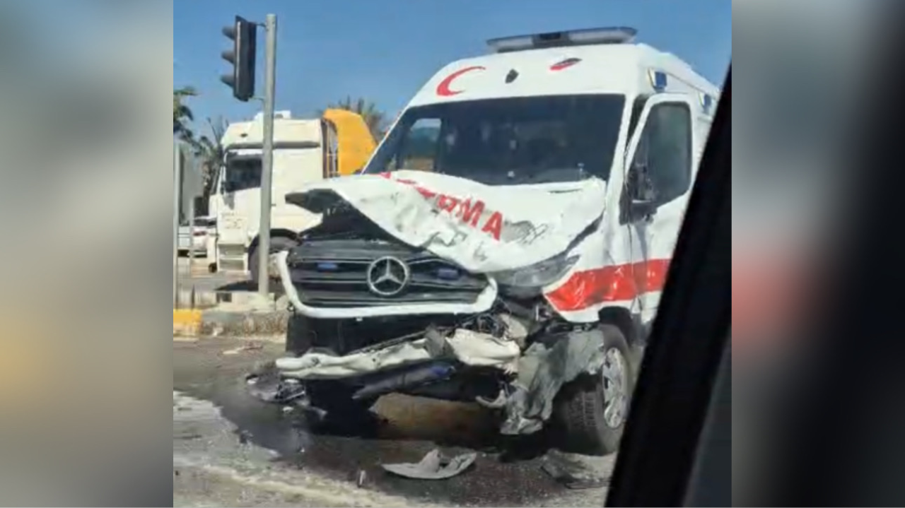 Ambulans Kaza Geçirdi: 3 Kişi Yaralı