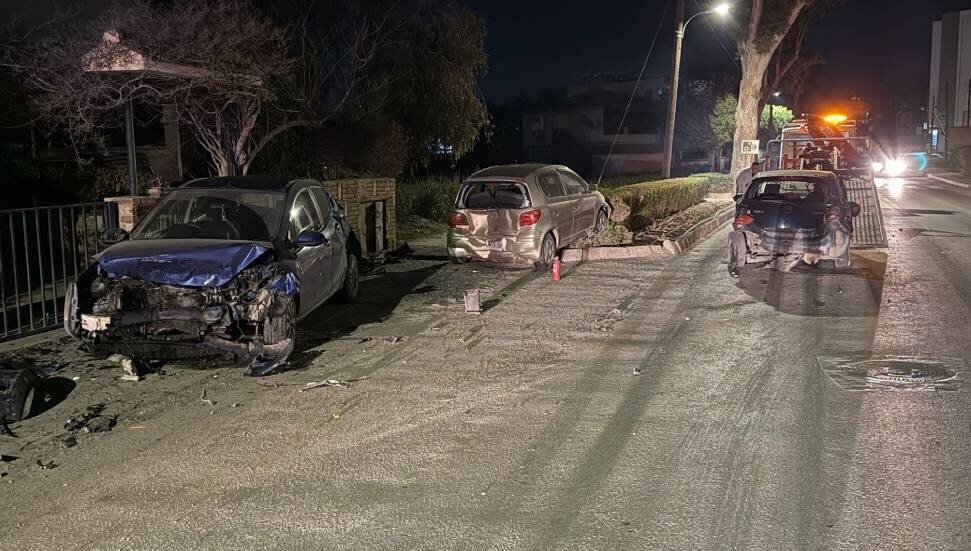 Gönyeli'de kaza: Duran 3 araca çarptı, 2 kişi yaralı.
