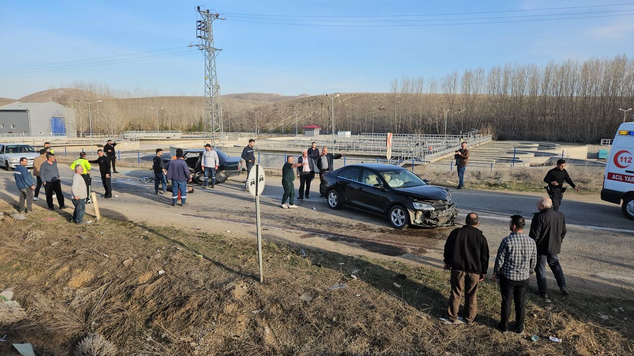 Afşin'de Ardışık Trafik Kazası: Yaralananlar Bulunmakta