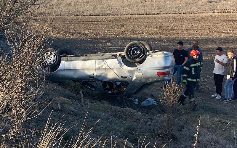 Denizli'de otomobil şarampole yuvarlandı, 2 kişi yaralandı.