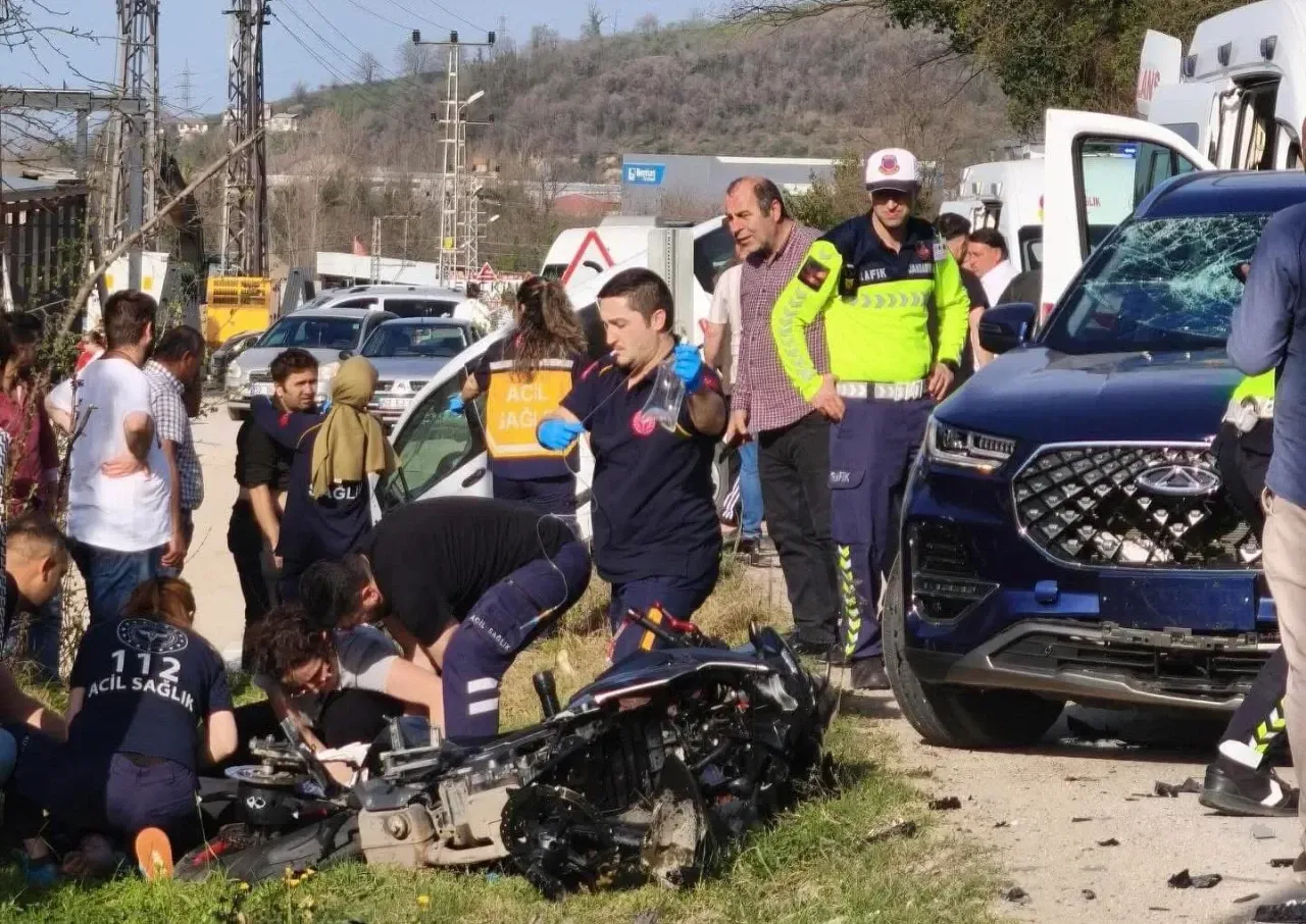 Fatsa'da Zincirleme Trafik Kazası: 3 Araç ve 1 Motosiklet Karıştı.