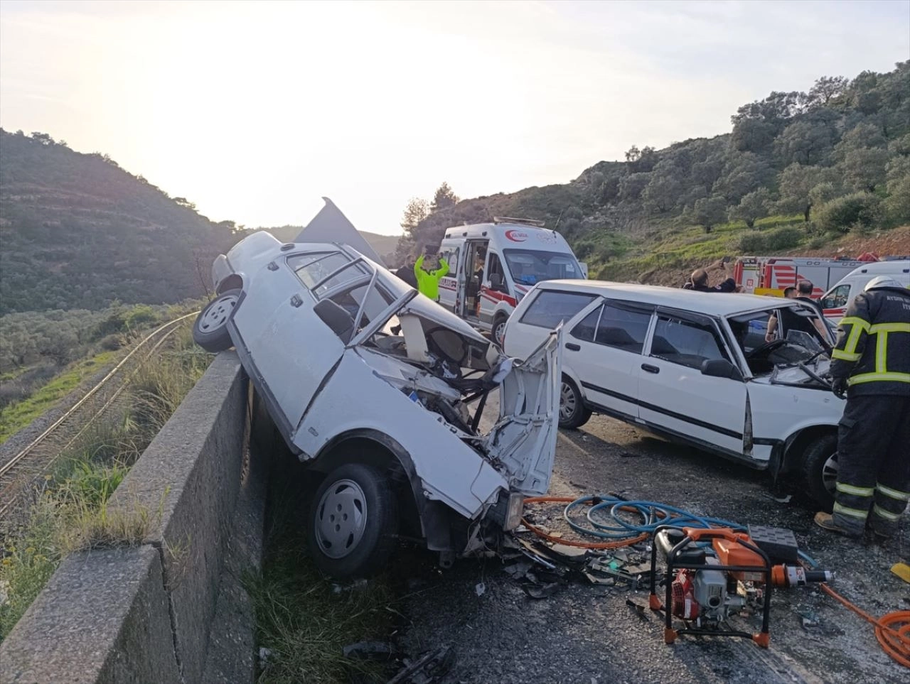 Aydın'da ardışık trafik kazası: 3 araç çarpıştı.