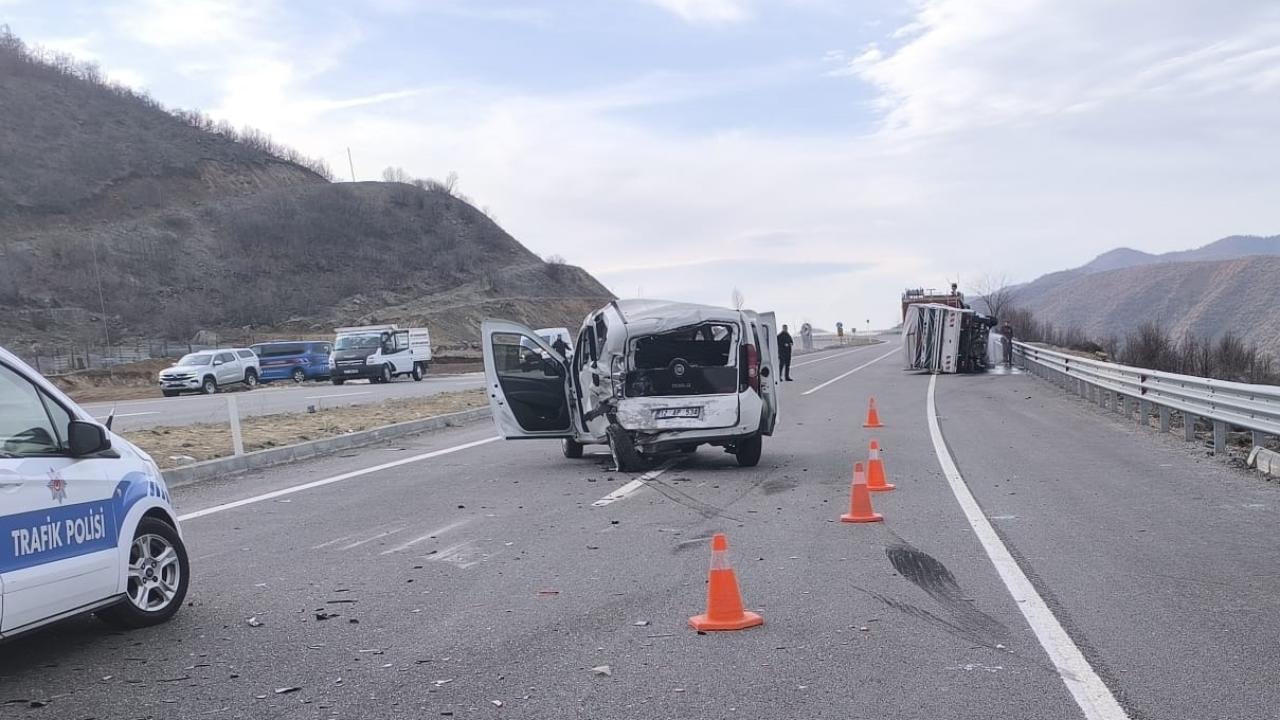 Bingöl'de trafik kazasında 4 jandarma ve 1 kişi olmak üzere toplam 5 yaralı var.