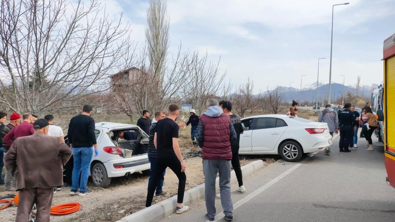 Isparta'da kaza sonucunda 2 kişi yaşamını yitirdi, 3 kişi ise yaralandı.