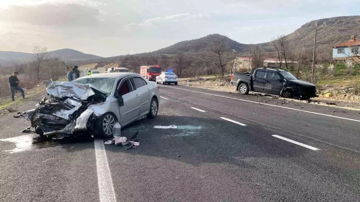 Uşak'ta kaza sonucu bir kişi hayatını kaybetti ve iki kişi yaralandı.
