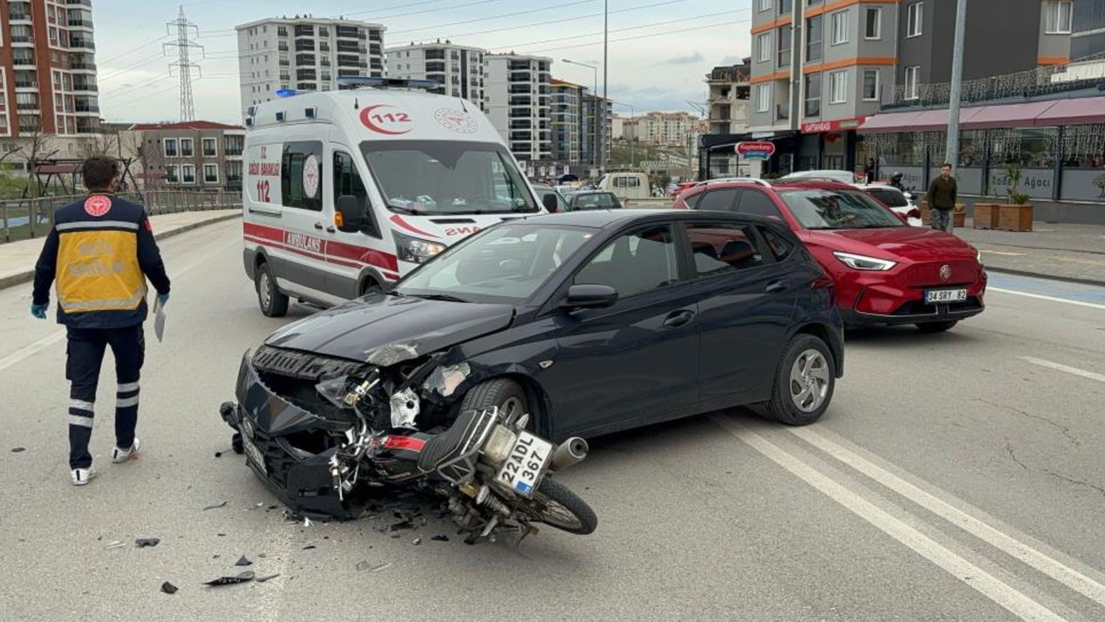 Edirne'de trafik kazasında motosiklet otomobile saplandı.