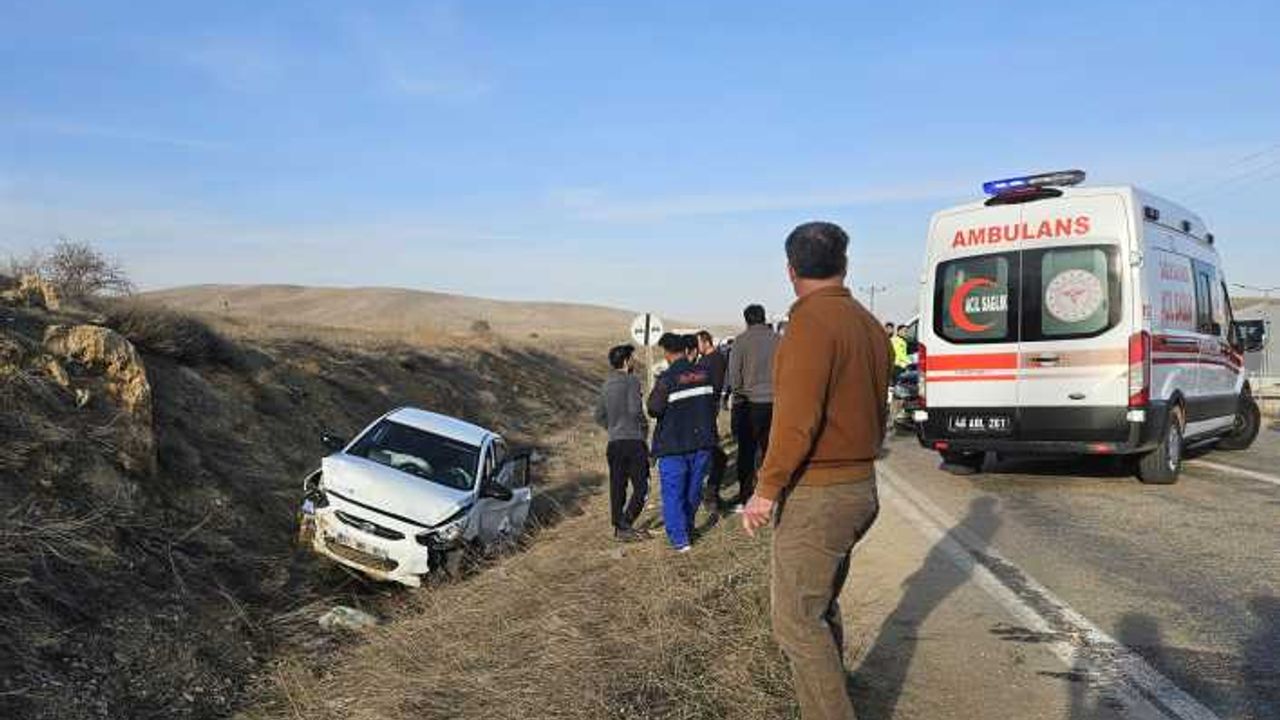 Kahramanmaraş'ta zincirleme kaza sonucu 5 kişi yaralandı.
