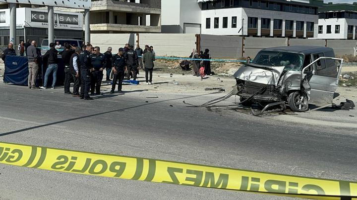 Konya'da korkunç kaza: Minibüs TIR'a çarptı, 1 kişi öldü ve 5 kişi yaralandı.