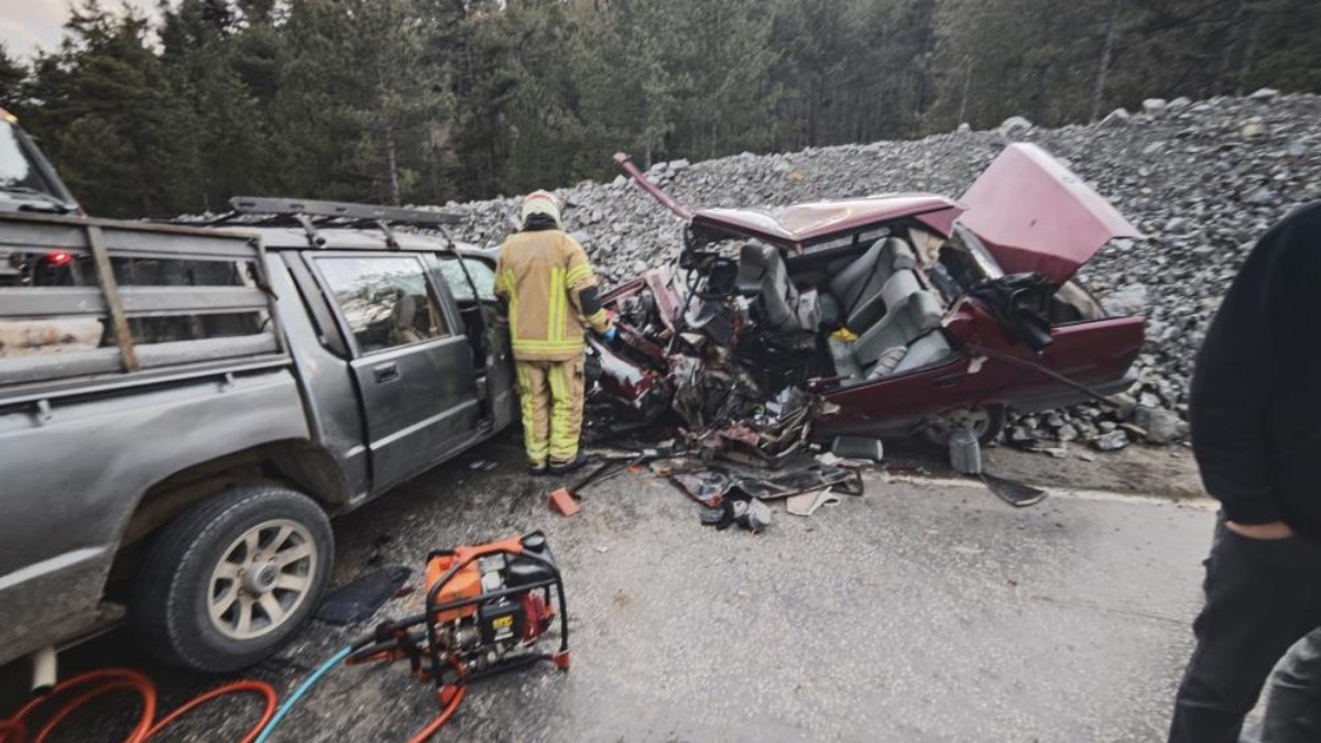 Bursa'da trafik kazası: 1 kişi hayatını kaybetti, 3 kişi yaralandı.