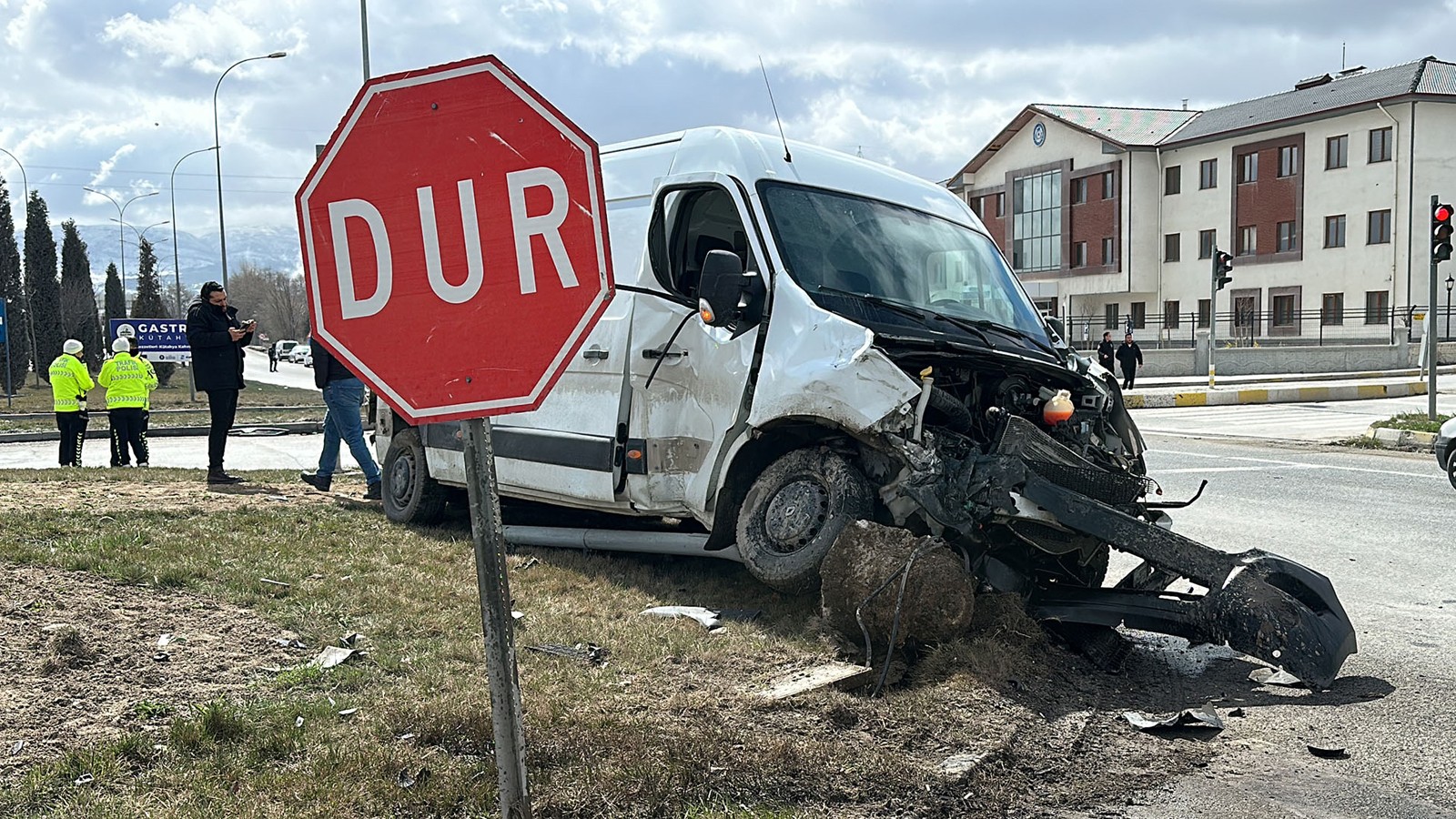 Kütahya'da Tır, minibüse çarptı: Ölü ve yaralılar mevcut.