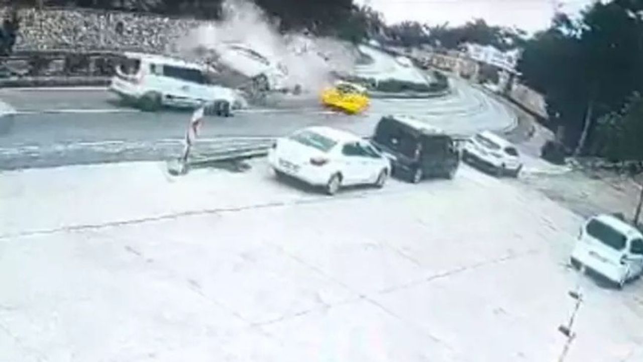 Muğla'da korkunç kaza: 3 araç çarpıştı, 2 kişi yaralandı.