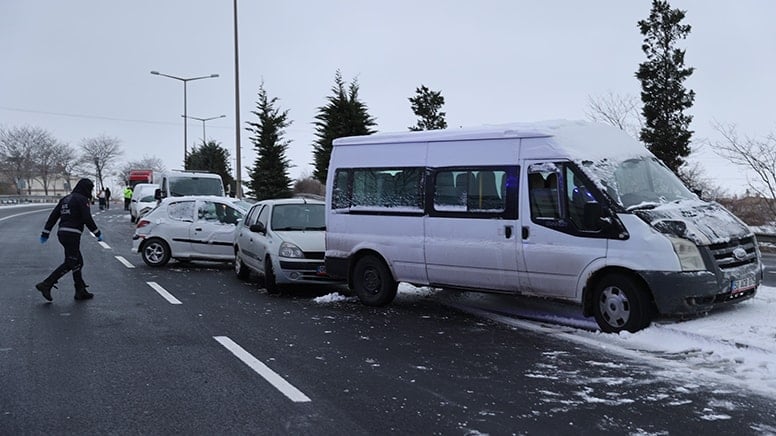 Nevşehir'de ardışık trafik kazası: 3 kişi yaralandı.