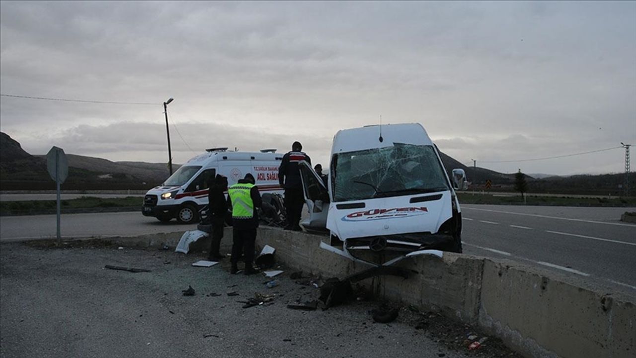 Tokat'ta İşçi Taşıyan Aracın Kaza Yapması Sonucu Çok Sayıda Yaralı Mevcut