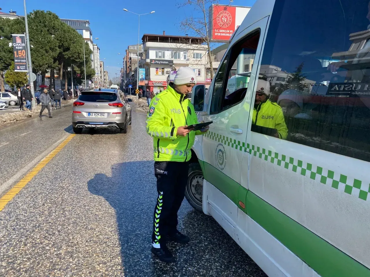 Trafik denetimlerinde 3.098 ihlal tespit edildi, 51 araç trafikten men edildi.