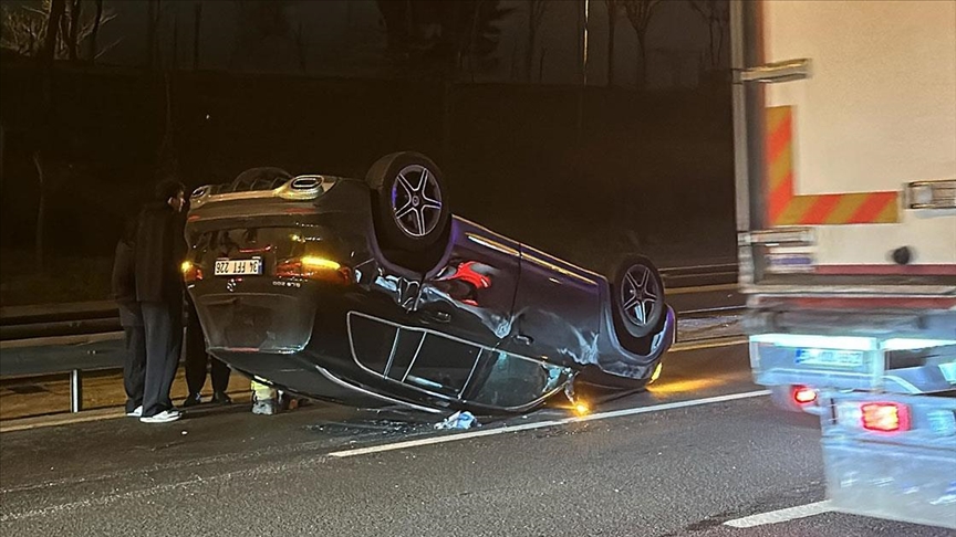 İstanbul'da taşıt sürücüsünün şerit değiştirme manevrasıyla gerçekleşen trafik kazası görüntülendi.