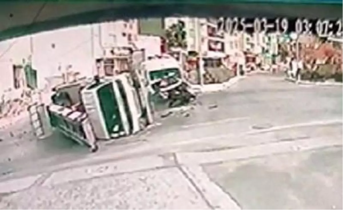 İzmir'de 3 araç karıştı trafik kazası anı görüntülendi.