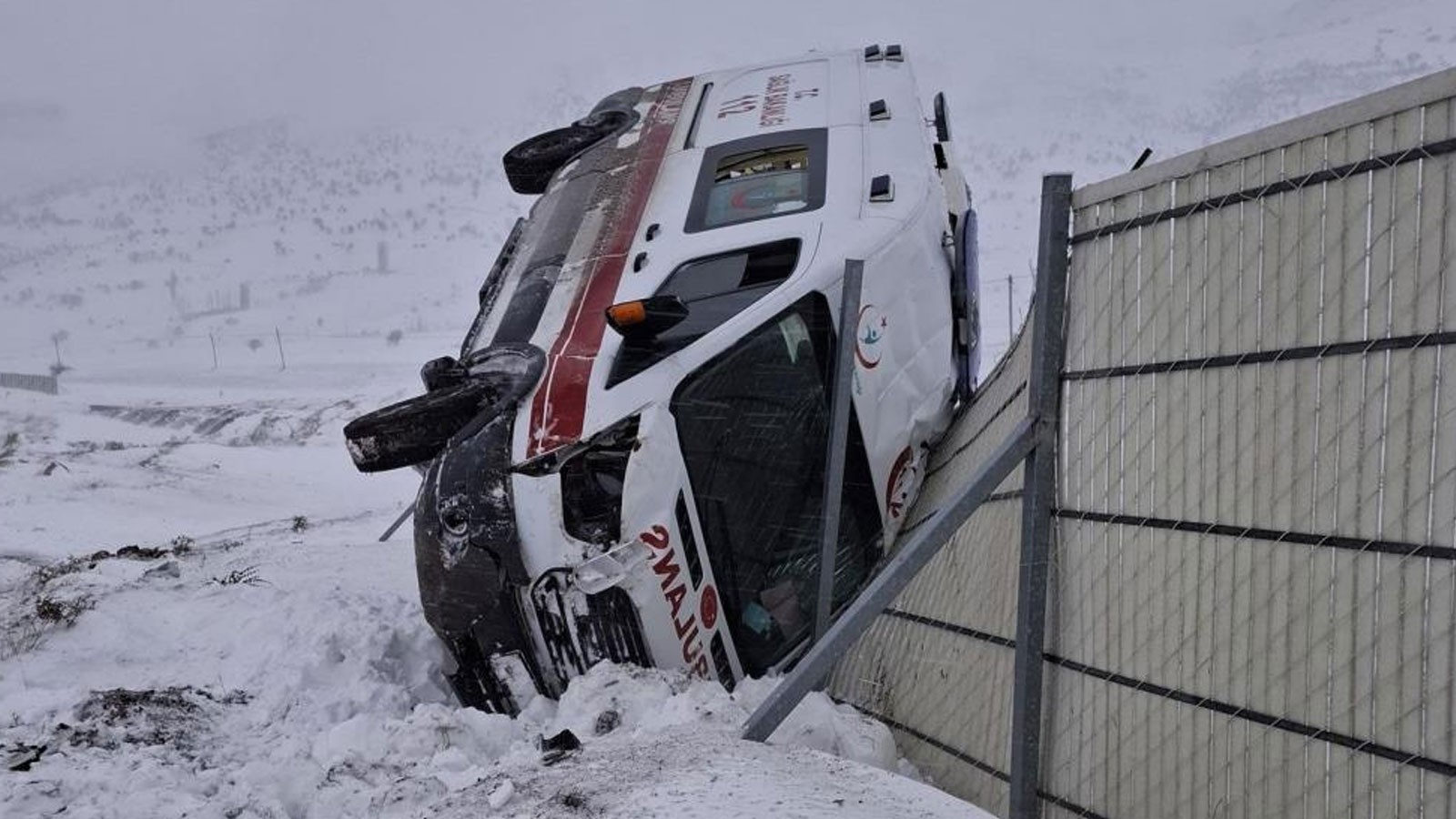 Kahramanmaraş'ta acil servis aracı kaza yaptı: Sağlık personeli yaralı.