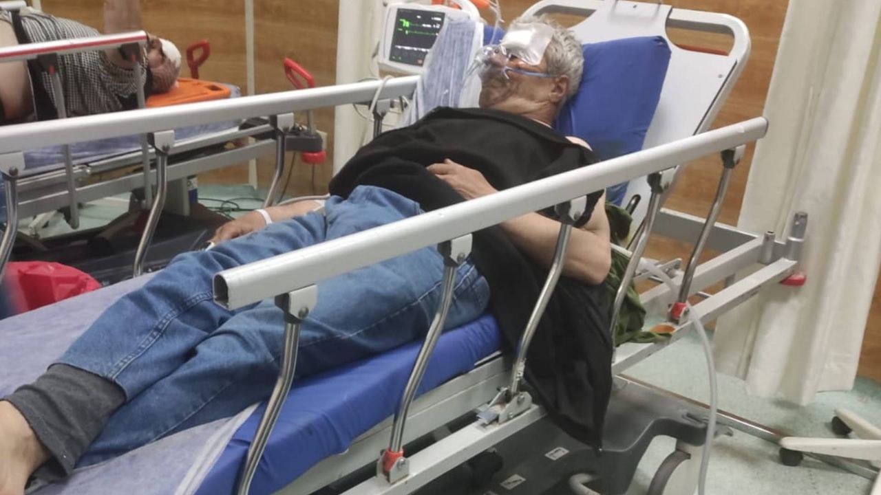 Kaza geçiren kişi, oksijen cihazı için yardım talep ediyor.