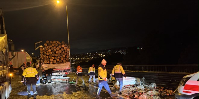 Anadolu Otoyolu'nda 10 aracın bulunduğu zincirleme kaza neticesinde 2 kişi hayatını kaybetti.