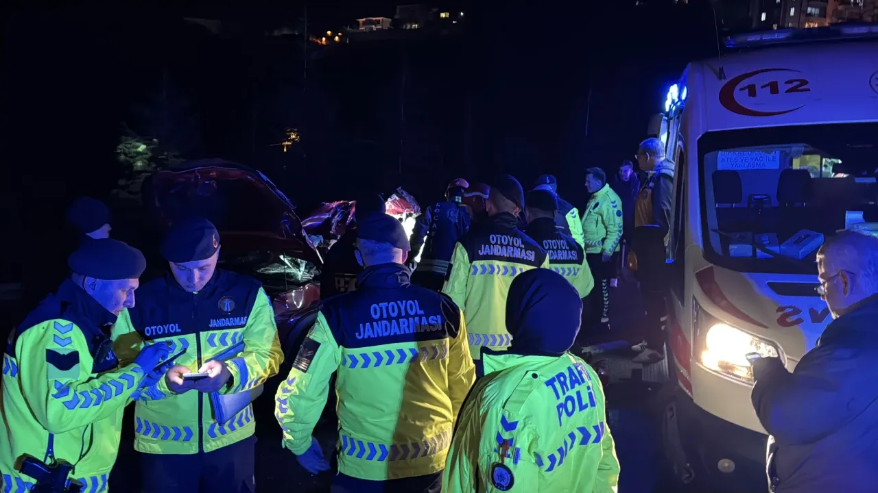Kocaeli'de zincirleme kaza yaşandı, İstanbul yolunda ulaşım durdu.