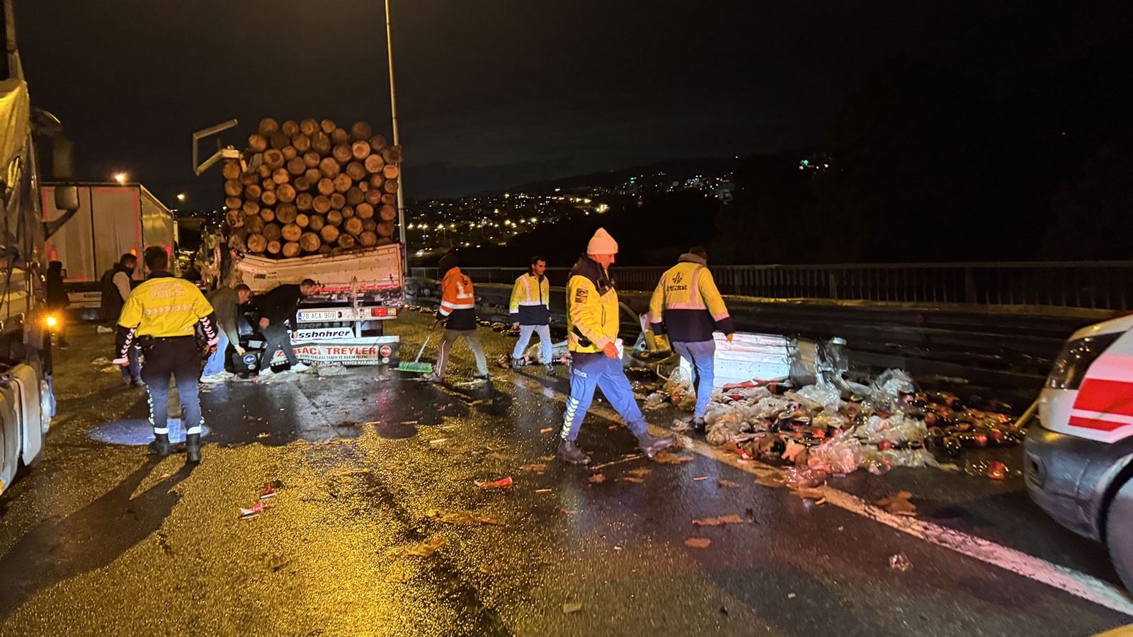 TEM yolunda zincirleme bir trafik kazası; büyük araçlar ve otomobiller karıştı: Can kayıpları ve yaralılar yaşandı.