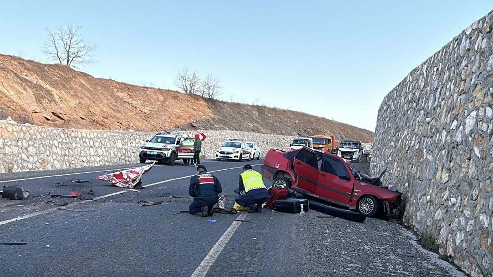 Uşak'ta dehşet verici kaza: Otomobil ile kamyonet çarpıştı, 2 kişi öldü.