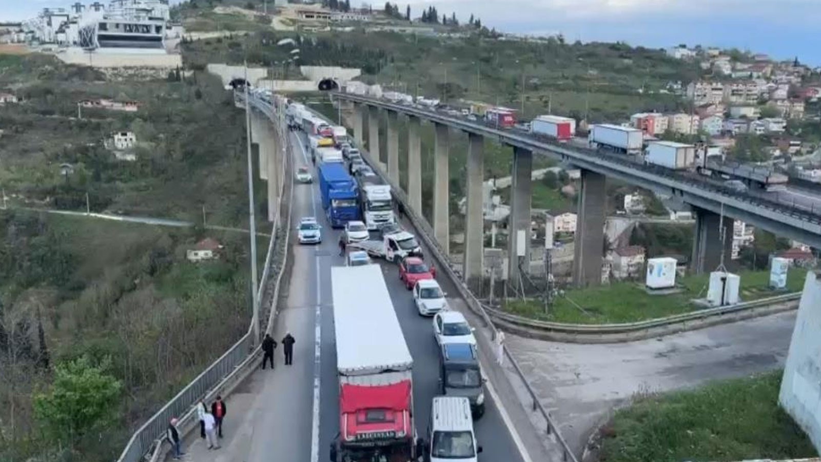 TEM otoyolunda ardışık kazada 8 araç bir araya geldi, çok sayıda yaralı var.