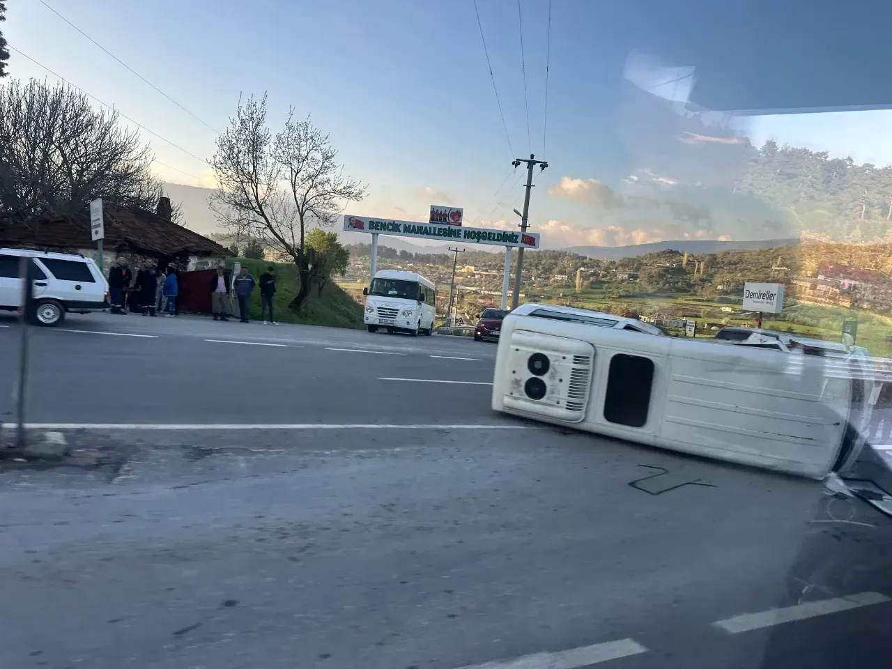 Yatağan'da işçi taşıyan servis aracı kaza yaptı: 6 kişi yaralandı.