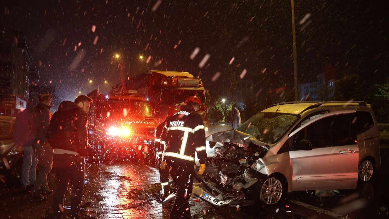 Nevşehir'de su birikintisi trafik kazasına yol açtı, 1 kişi yaralandı.